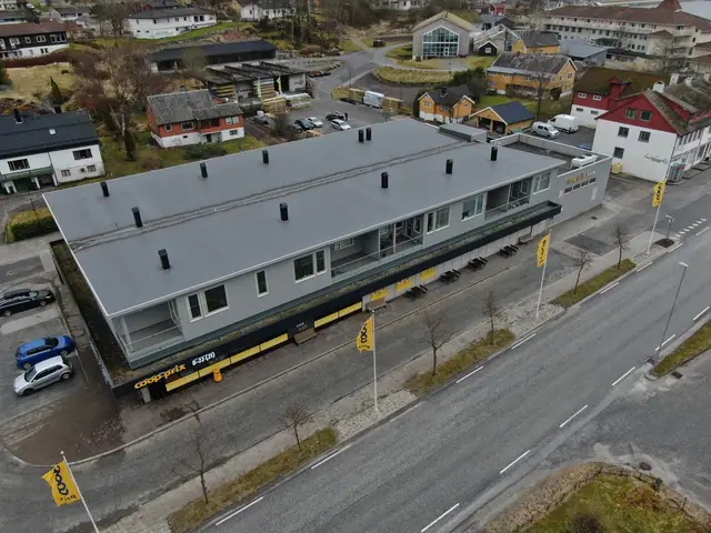 To roms leilighet med carport i Vikavegen 9 — DJI_0566