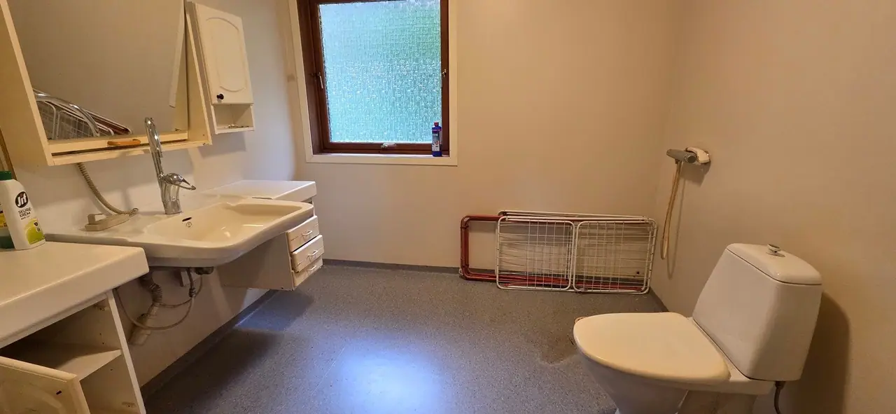 Enebolig med fin utsikt og tomt - oppussingobjekt - garasje - sentral beliggenhet — bilde 9