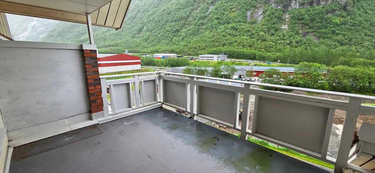 Tre roms leilighet med parkeringsplass i kjeller - Hjetlandsbakkane 2 — bilde 2