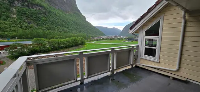 Tre roms leilighet med parkeringsplass i kjeller - Hjetlandsbakkane 2 — bilde 3