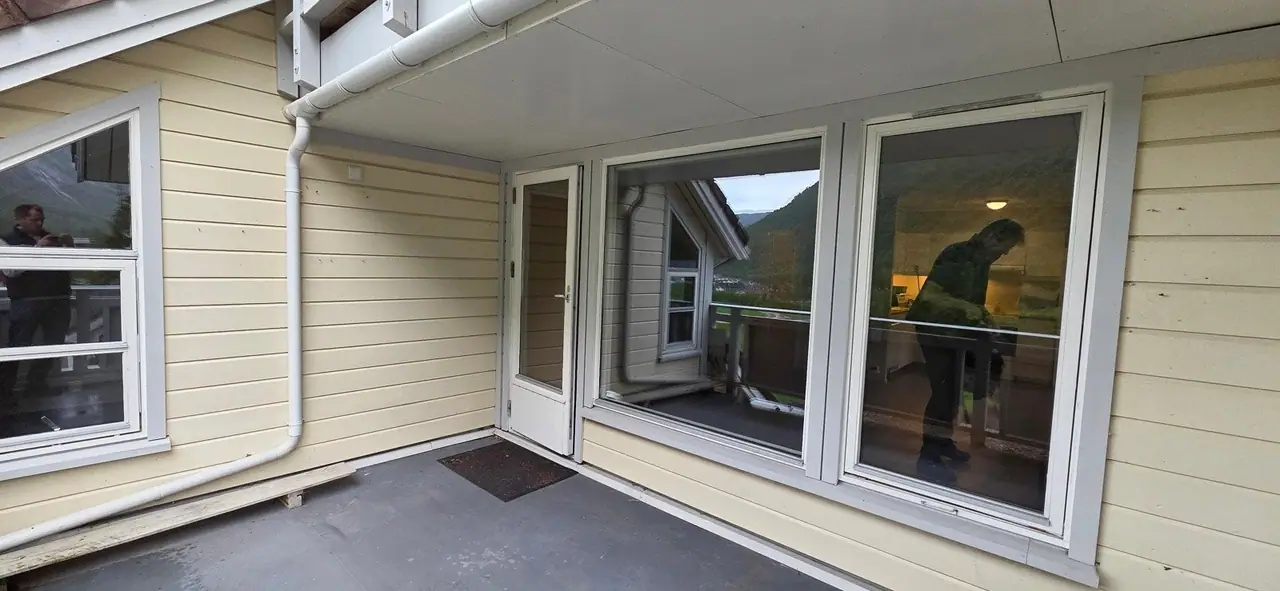 Tre roms leilighet med parkeringsplass i kjeller - Hjetlandsbakkane 2 — bilde 4