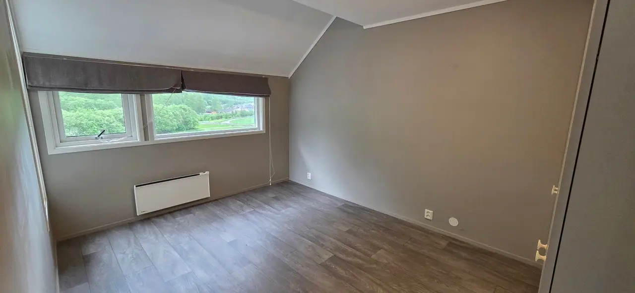 Tre roms leilighet med parkeringsplass i kjeller - Hjetlandsbakkane 2 — bilde 5