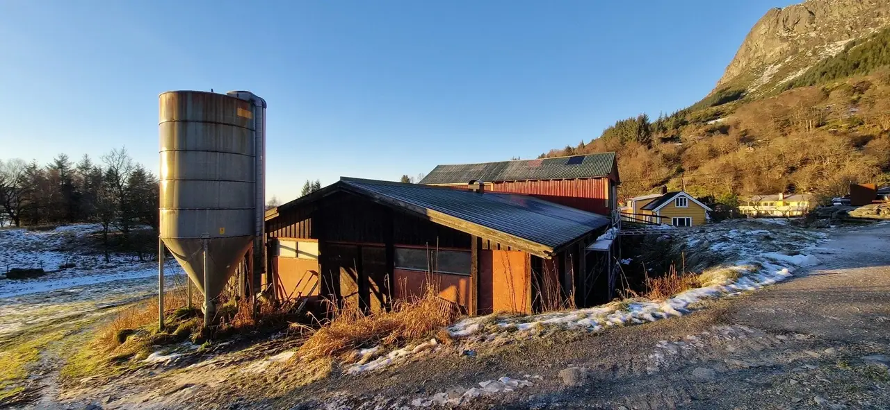 Landbrukseiendom på Atløy med våningshus, uthus og driftsbygning - 269 daa totalt areal — bilde 11