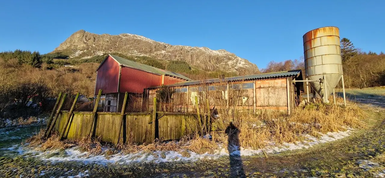 Landbrukseiendom på Atløy med våningshus, uthus og driftsbygning - 269 daa totalt areal — bilde 13