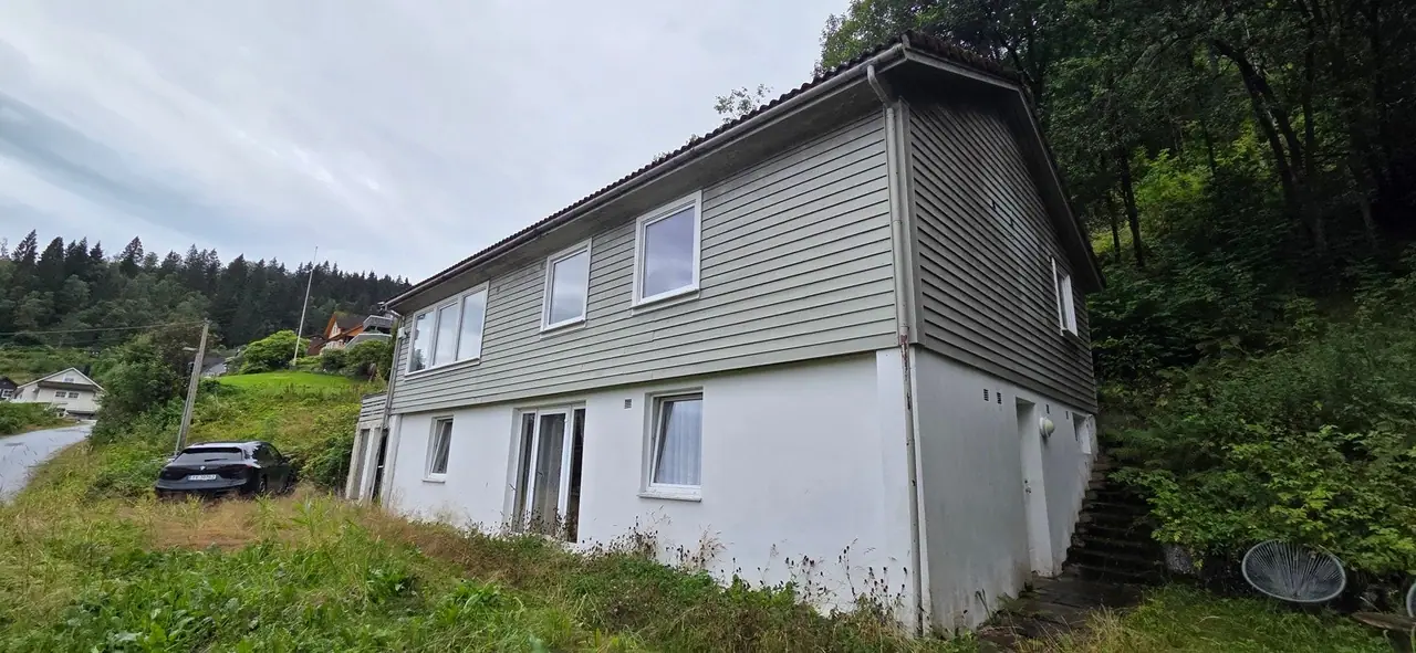 Enebolig med sokkelleilighet. Garasje og uthus. Stor tomt. Renoverings-/ rivningsobjekt. — bilde 2
