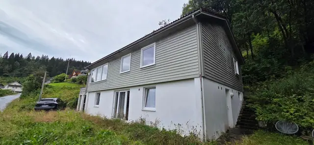 Enebolig med sokkelleilighet. Garasje og uthus. Stor tomt. Renoverings-/ rivningsobjekt. — bilde 2